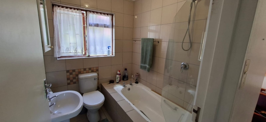 To Let 4 Bedroom Property for Rent in Kleinmond Western Cape